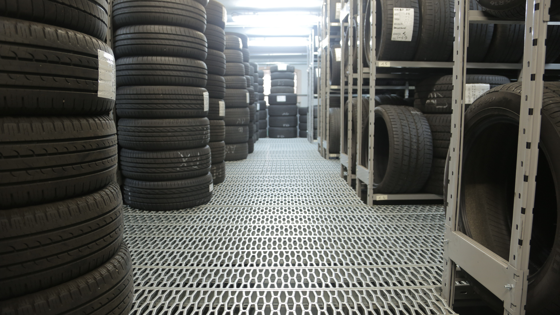 Tips on prolonging the shelf life of tires in storage