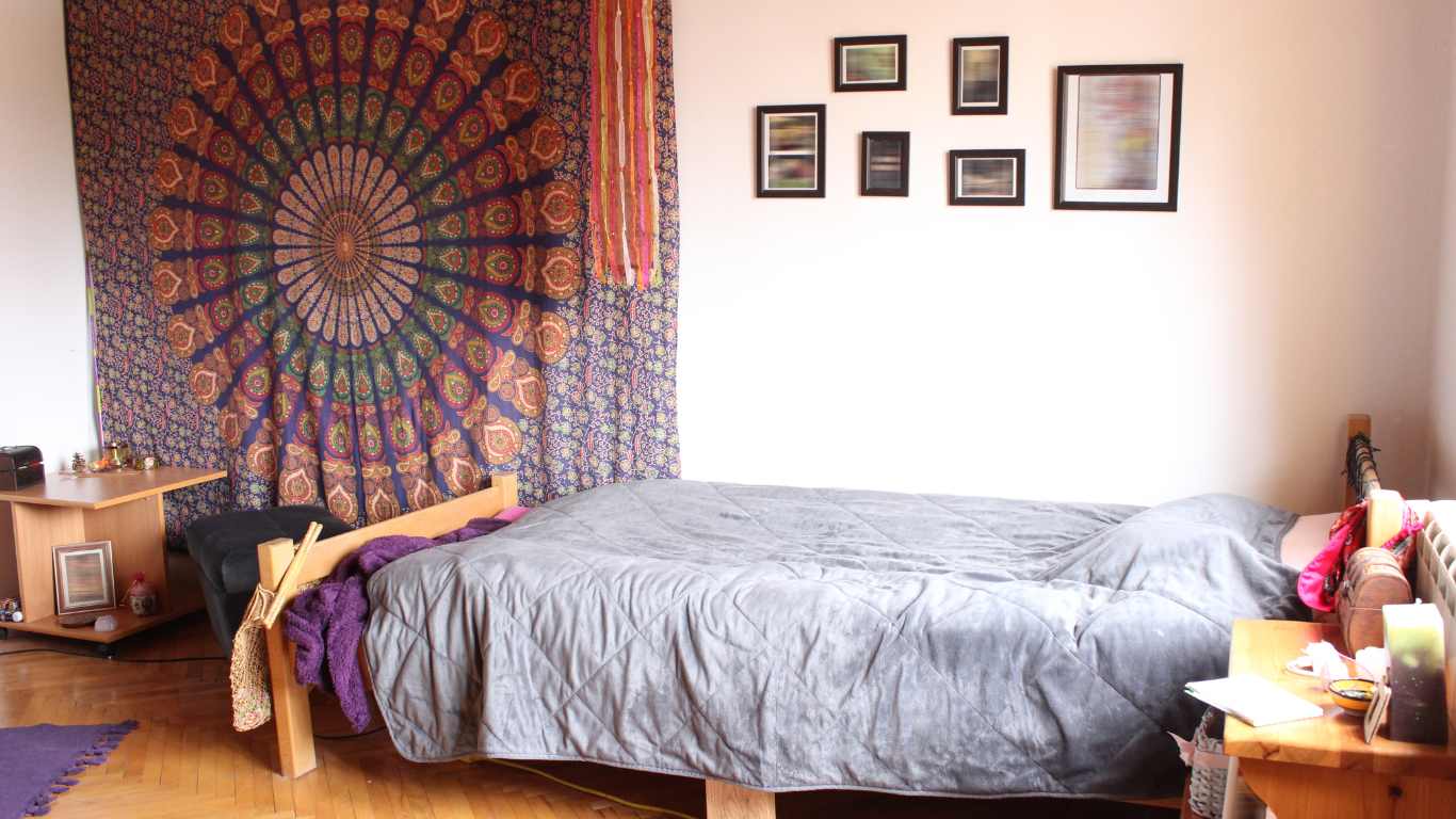 How to hang a tapestry in your dorm room 